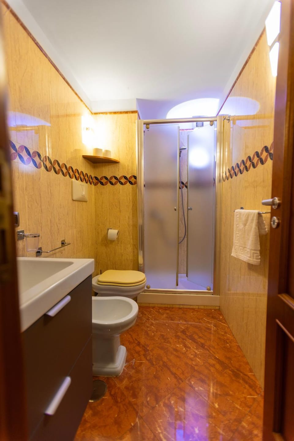 Shower, Toilet, Bathroom, bidet, towels