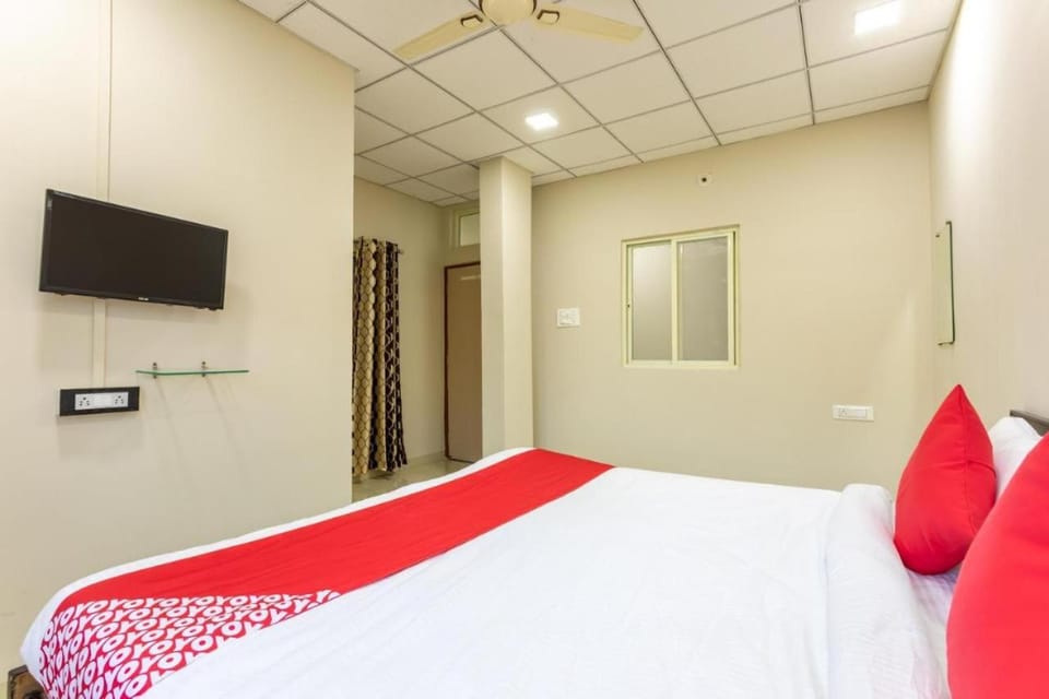 Bed, TV and multimedia, Photo of the whole room, Bedroom