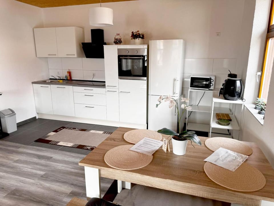 Kitchen or kitchenette, Dining area, stove