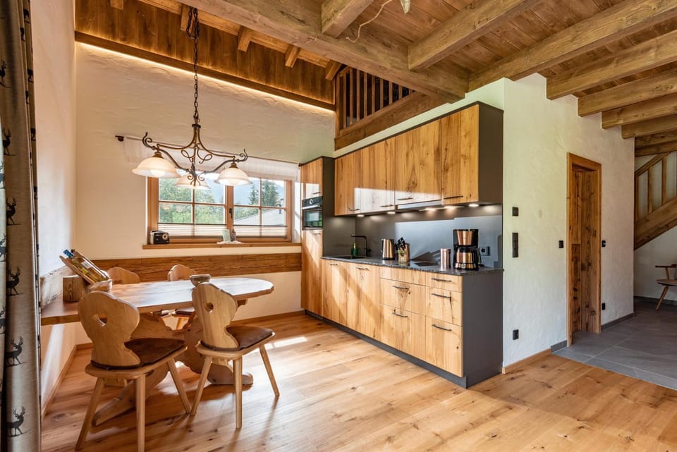 Coffee/tea facilities, Kitchen or kitchenette, Seating area, Dining area, oven