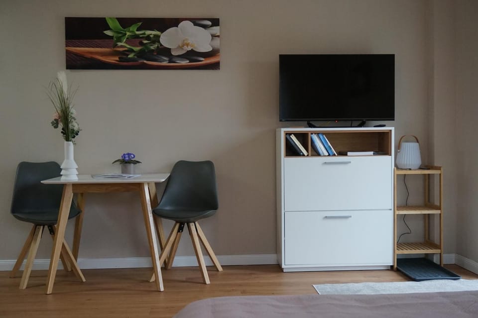 Restaurant/places to eat, TV and multimedia, hair dresser