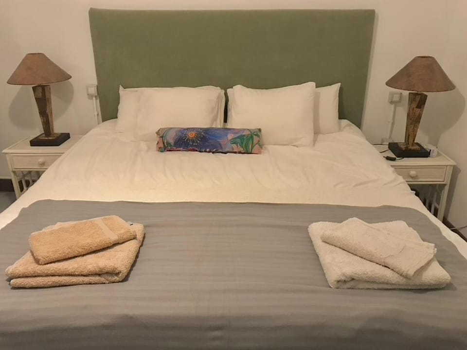 Bed, Bedroom, fireplace