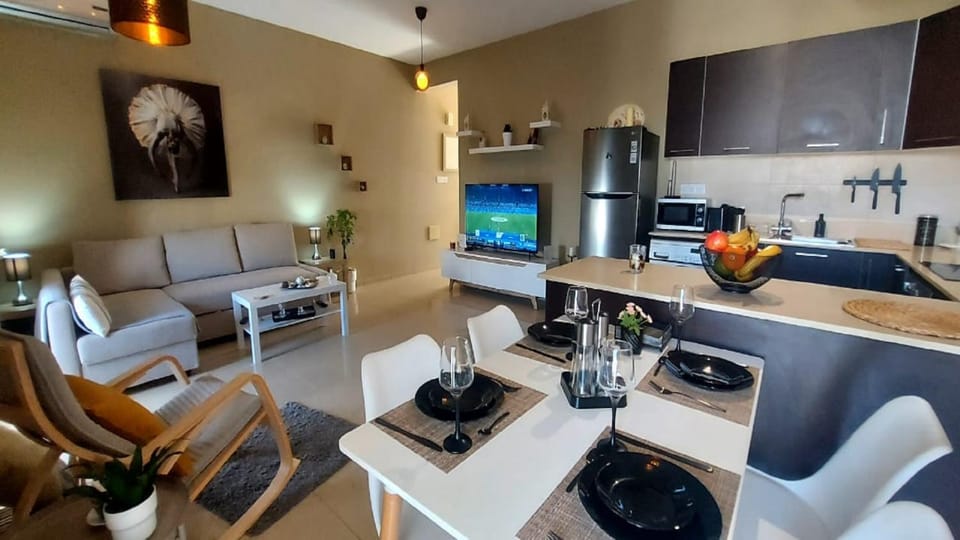 Kitchen or kitchenette, Living room, Seating area, Dining area