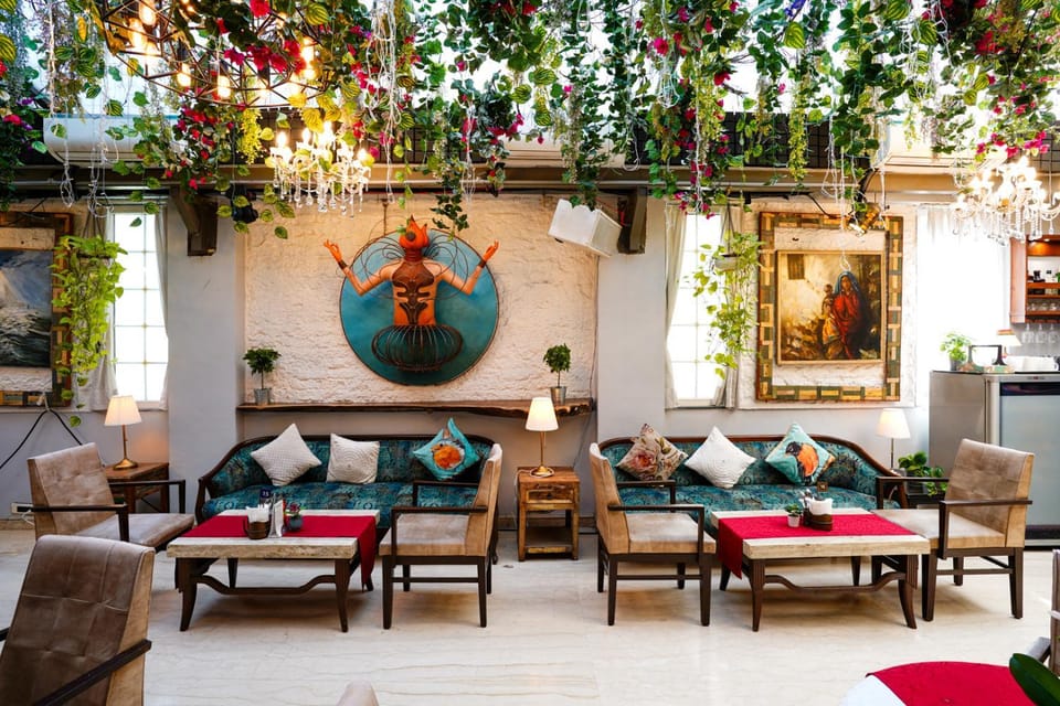 Restaurant/places to eat, Living room, Decorative detail, Seating area