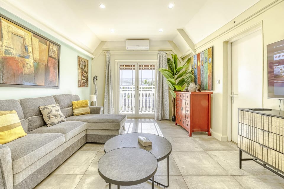 Living room, Seating area, air conditioner