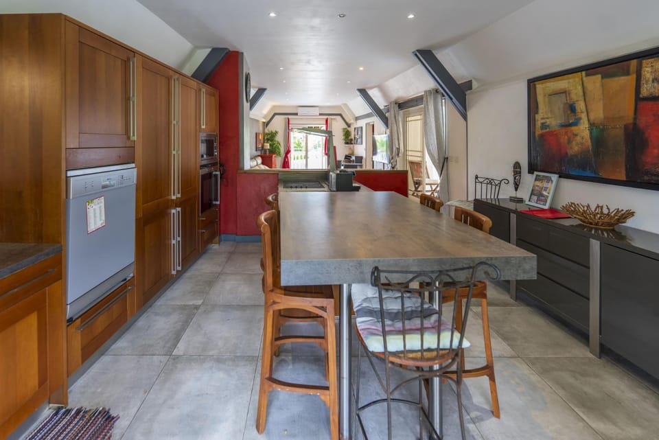 Coffee/tea facilities, Dining area, dishwasher, microwave, oven, stove, washing machine, kitchen