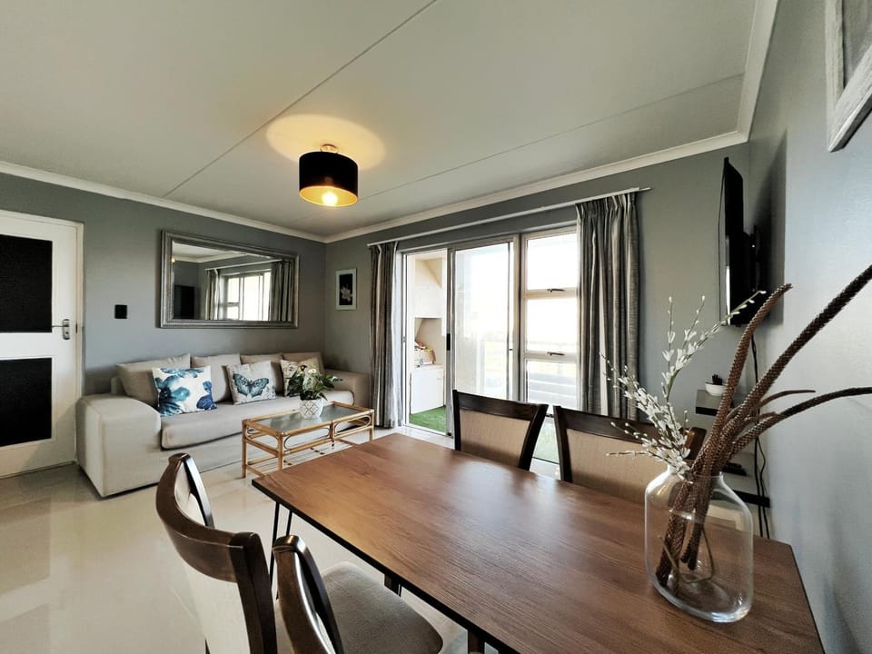 Living room, Lounge or bar, Seating area, Dining area