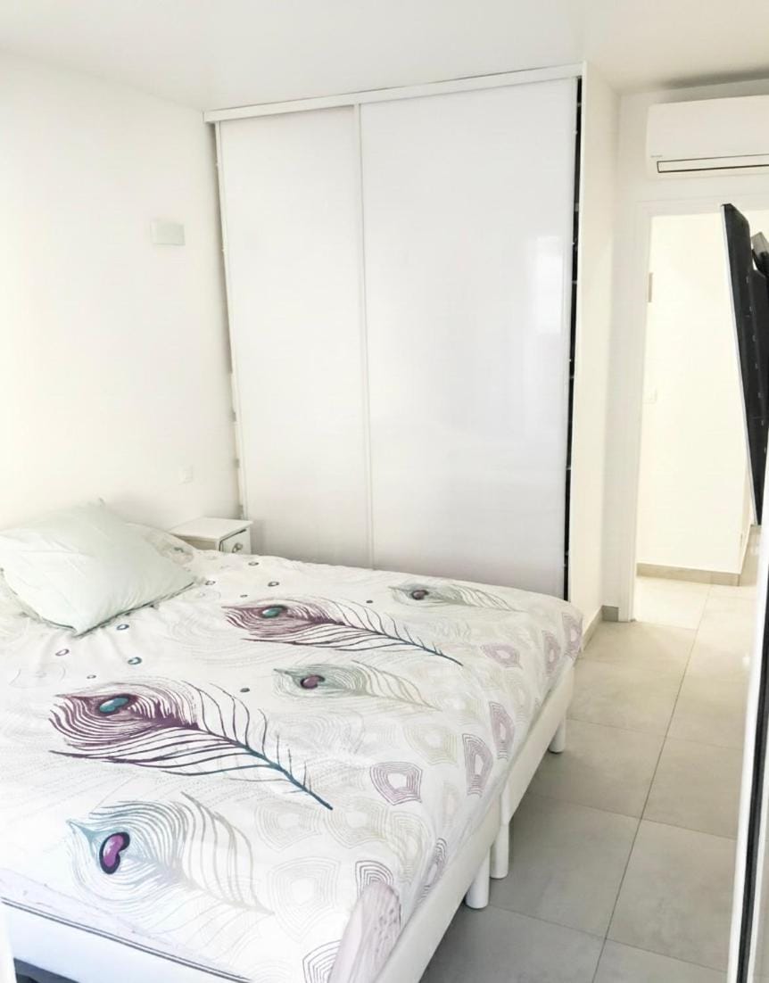 Impeccable 3 pièces avec balcons, la plage à 50m Juan les pins proche Cannes Apartment in Antibes