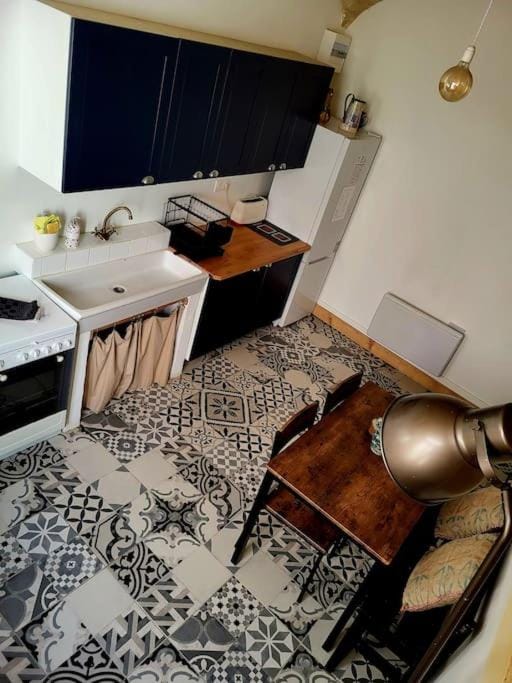 Kitchen or kitchenette, minibar, stove
