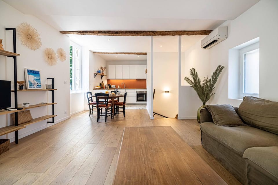 TV and multimedia, Kitchen or kitchenette, Living room, Seating area, Dining area