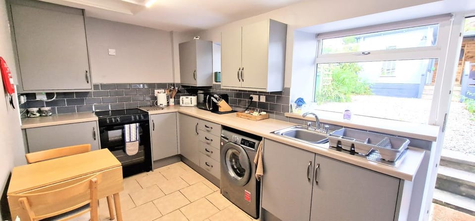 Cheerful Snowdonia cottage,garden snug, mountain views, sleeps 4, near zip world House in Wales