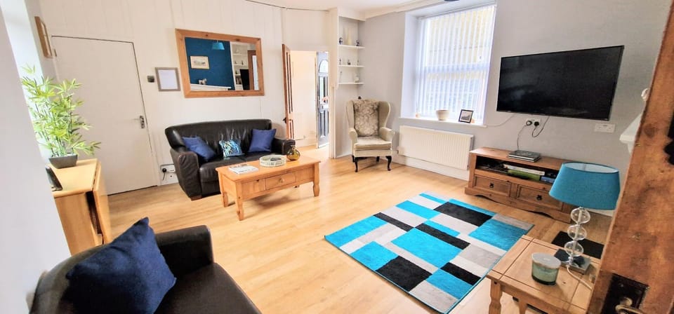 Cheerful Snowdonia cottage,garden snug, mountain views, sleeps 4, near zip world House in Wales