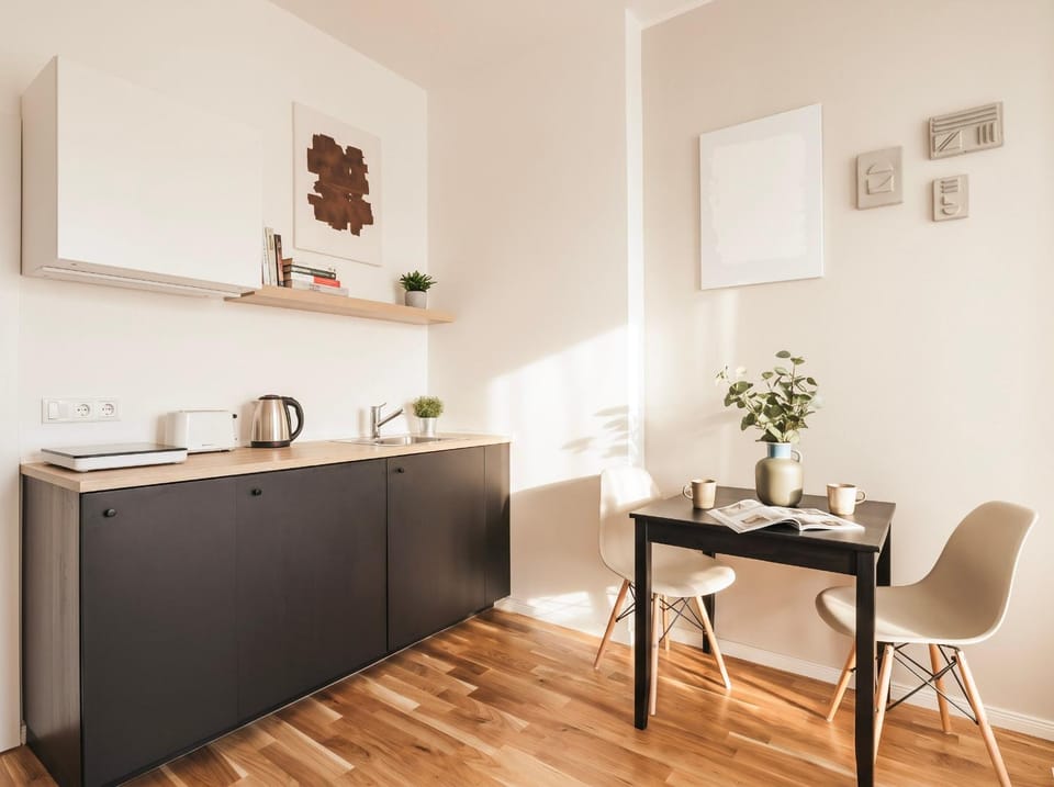 Kitchen or kitchenette, Dining area
