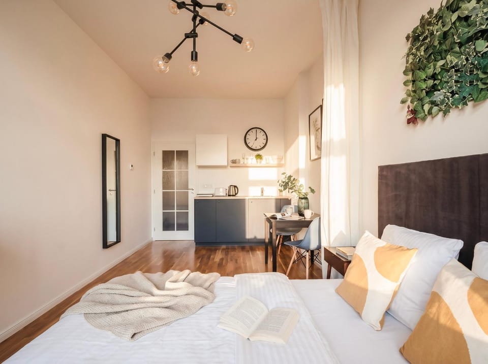 Bed, Photo of the whole room, Seating area, Bedroom, kitchen