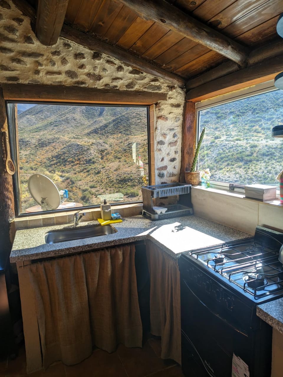 Kitchen or kitchenette, Mountain view, stove