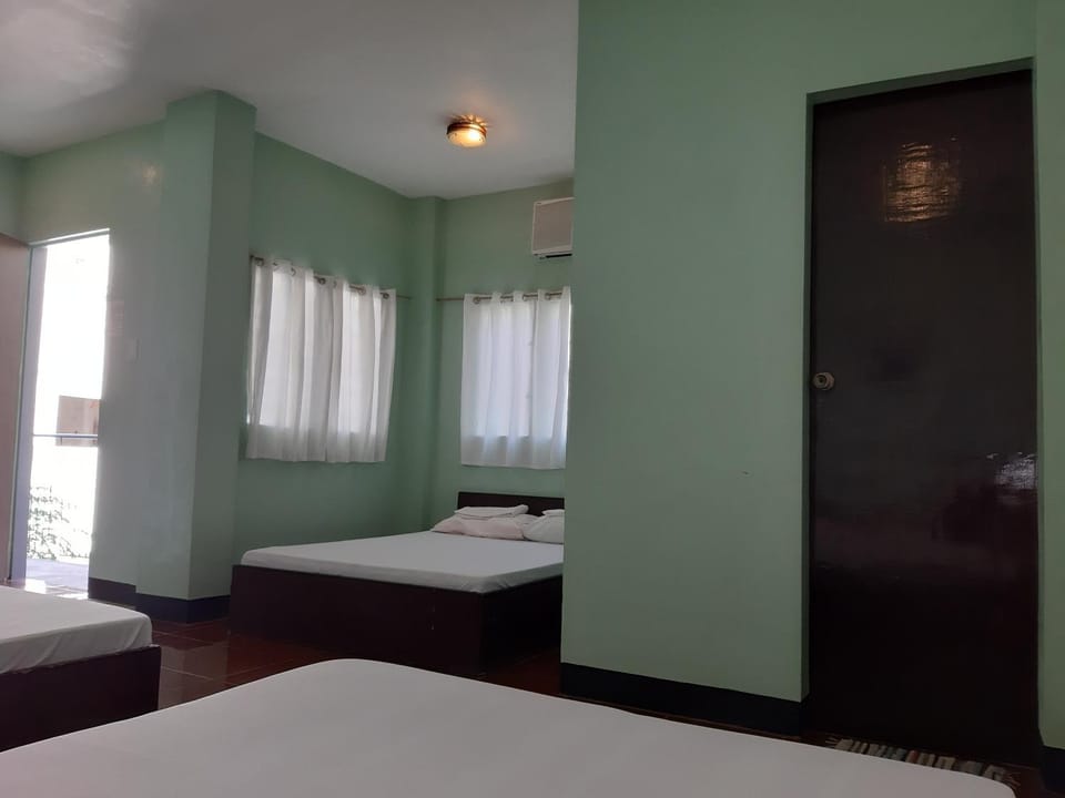 Angel and Marie's Basic ACroom for 3-6 pax 3rdfloor Bed and Breakfast in San Juan