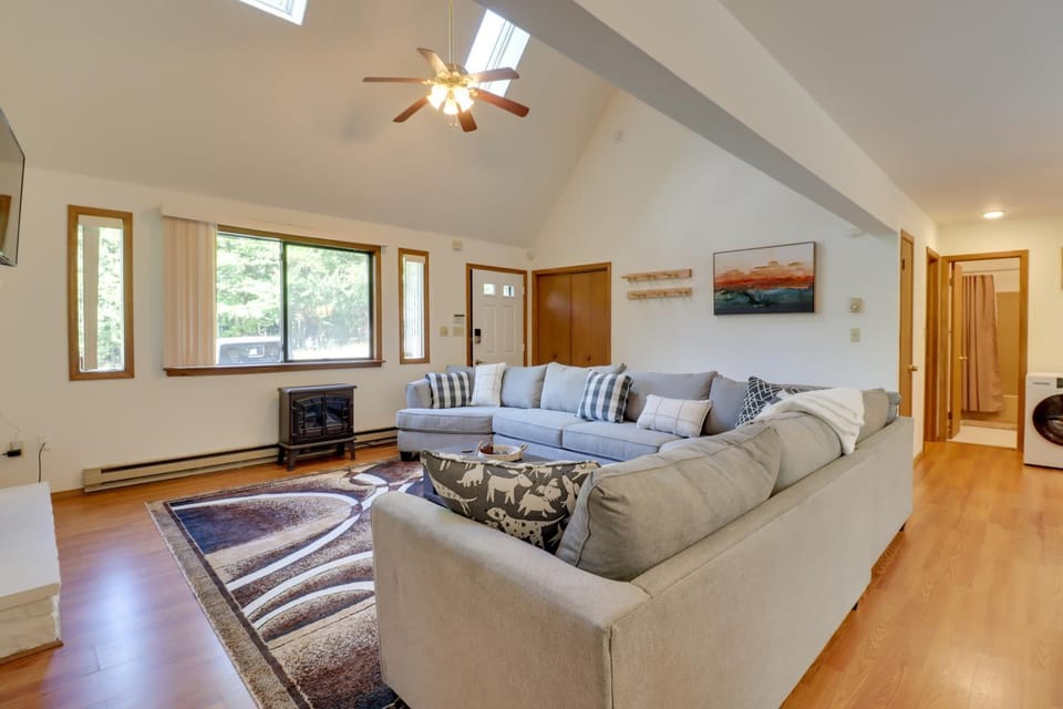 Poconos Cabin: Serene Deck, Fire Pit & Game Room Cabin in Coolbaugh Township