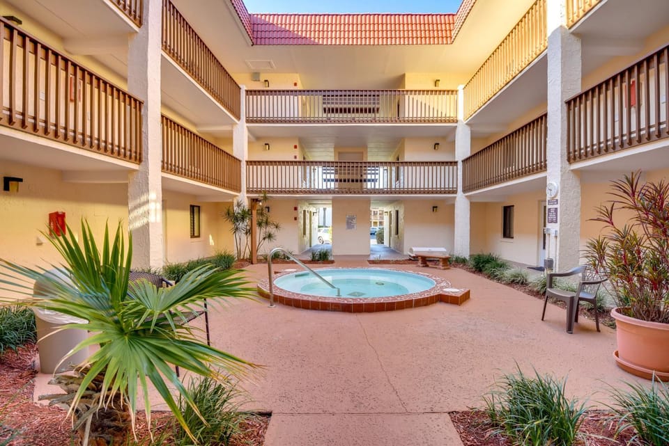 Beach Access, Pool and Hot Tub! St Augustine Condo! Apartment in Saint Augustine Beach