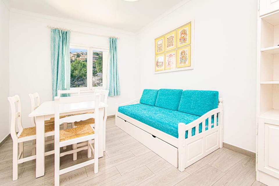 Living room, Seating area, Dining area