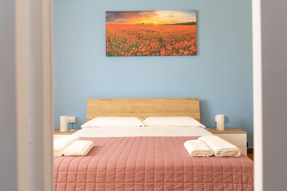 Bed, Photo of the whole room, Bedroom, towels