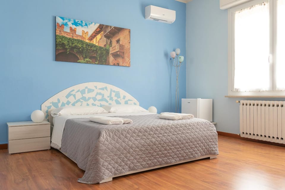 Bed, Photo of the whole room, Bedroom, internet, air conditioner