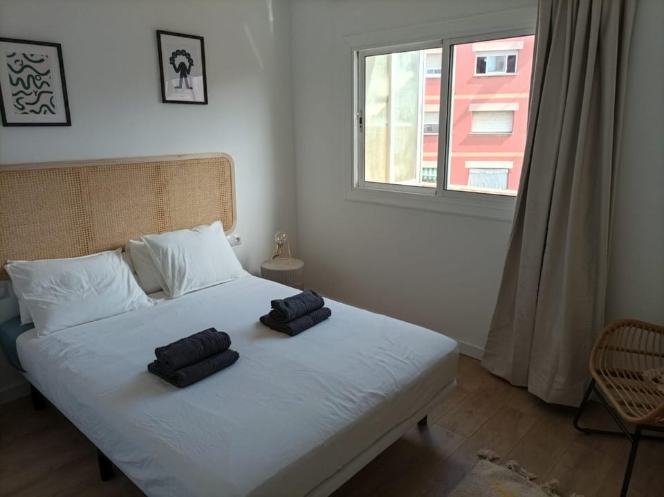 COOL! 5' to metro. 15' to Center/beach by metro. Apartment in Badalona