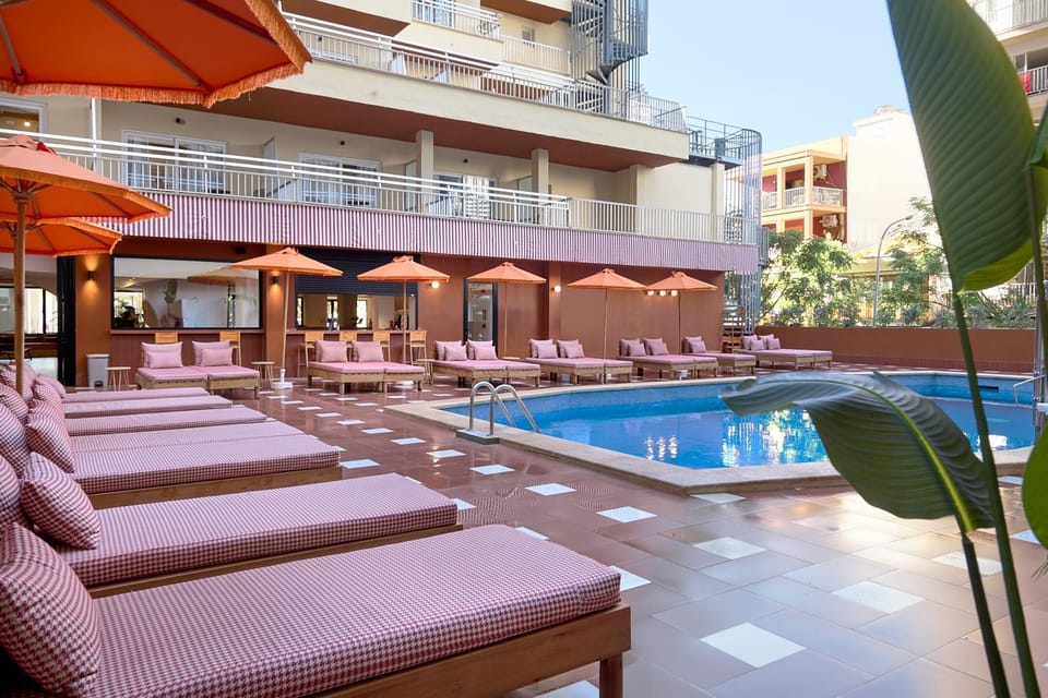 Swimming pool, sunbed