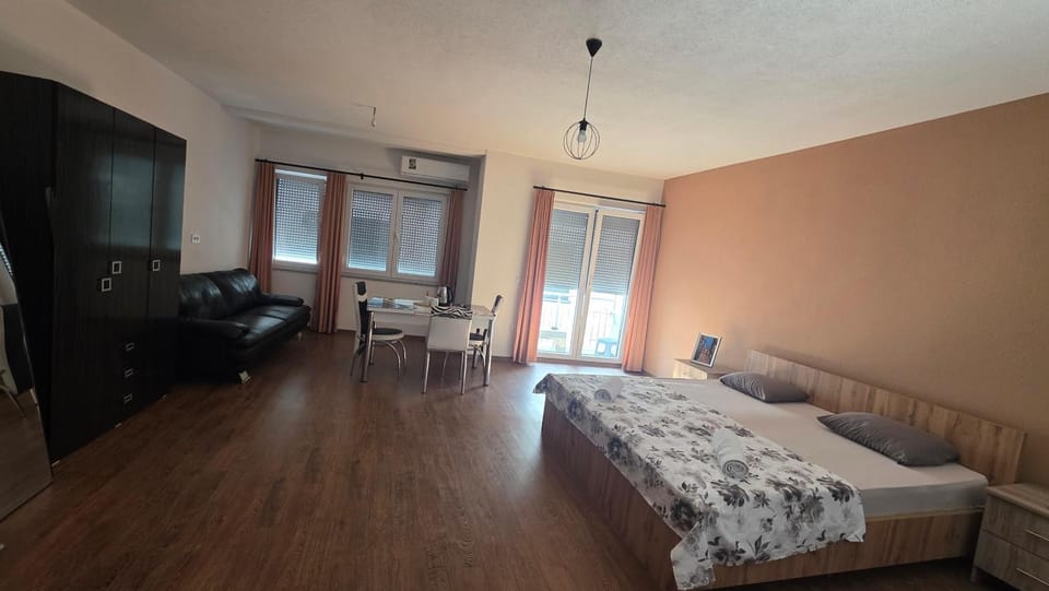 Bed, Living room, Photo of the whole room, Seating area, Bedroom, air conditioner