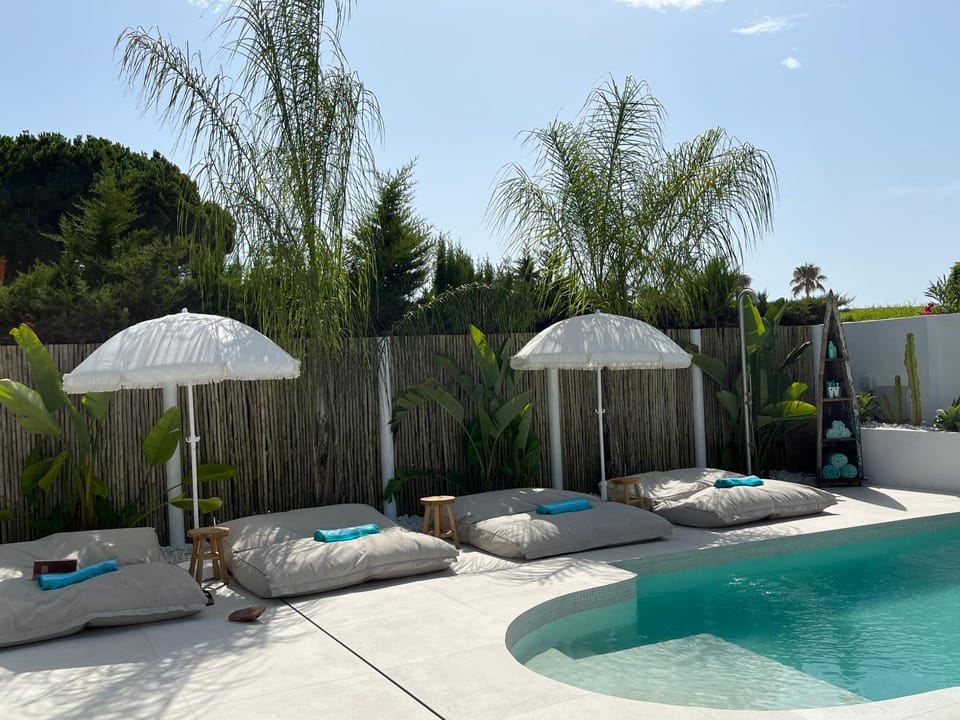 Swimming pool, sunbed