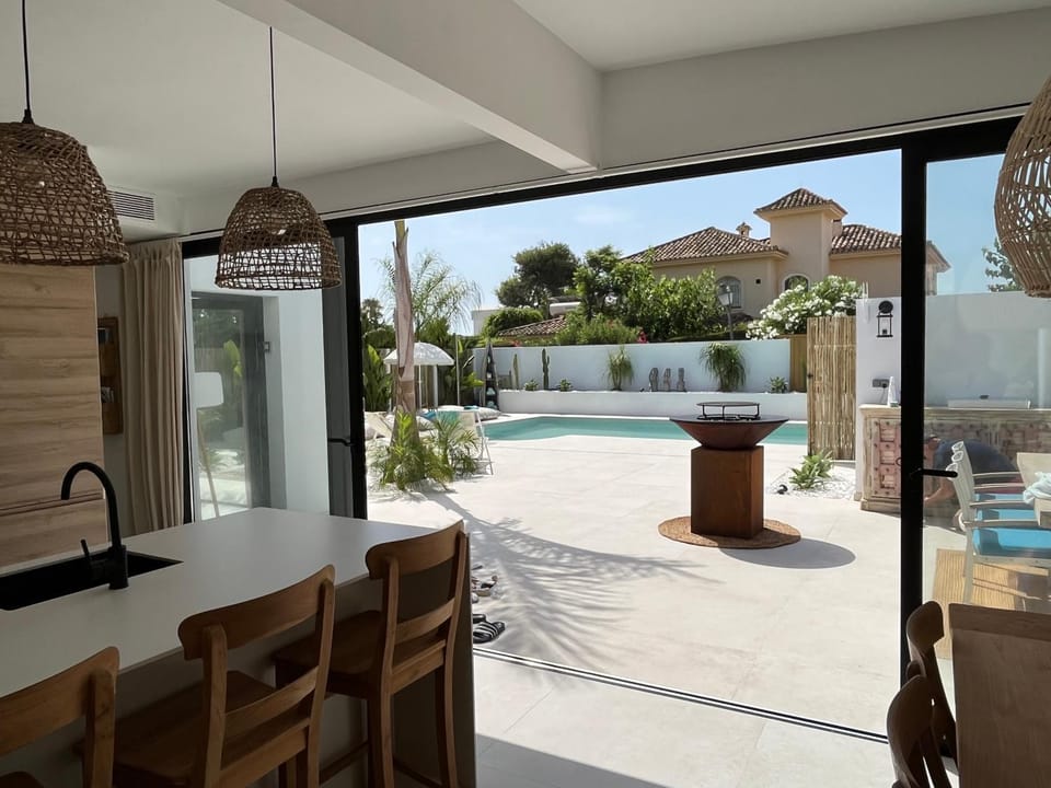 Dining area, Swimming pool