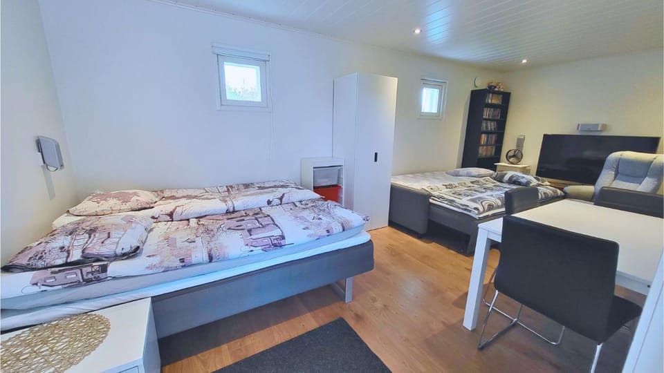 Bed, TV and multimedia, Seating area, Bedroom
