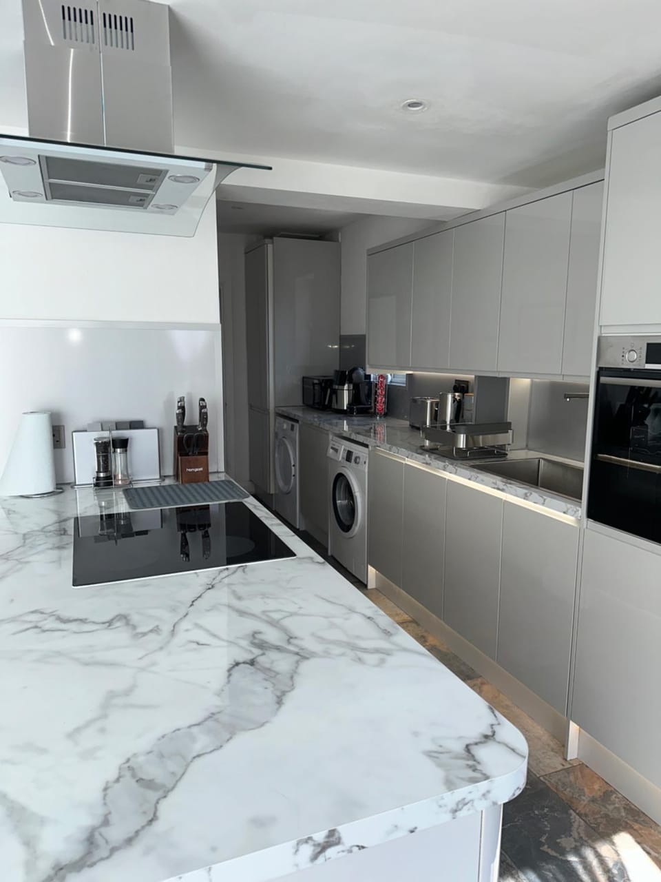 Modern four bedroom semi-detached house with off street parking 8 min drive to Wembley stadium, 5 miles to Central London House in London