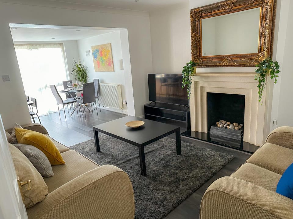 Communal lounge/ TV room, TV and multimedia, Living room, Seating area, Evening entertainment, flat iron