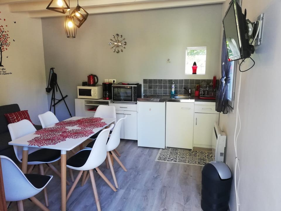 TV and multimedia, Kitchen or kitchenette, Living room, Dining area, minibar, pet friendly, stove