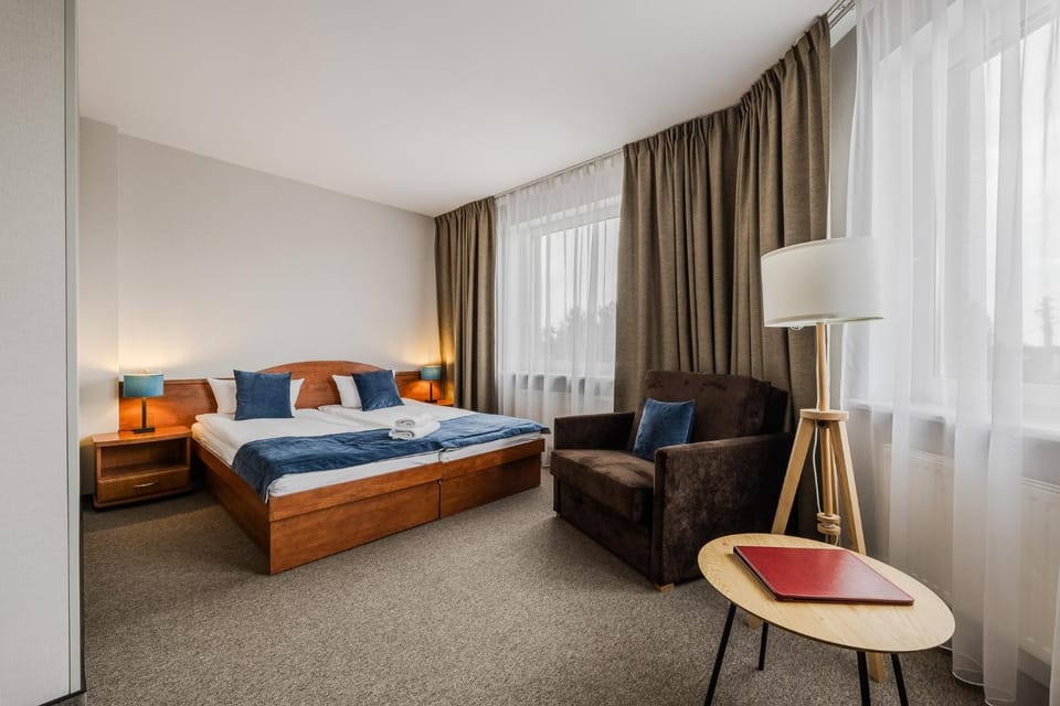 Bed, Seating area, Bedroom