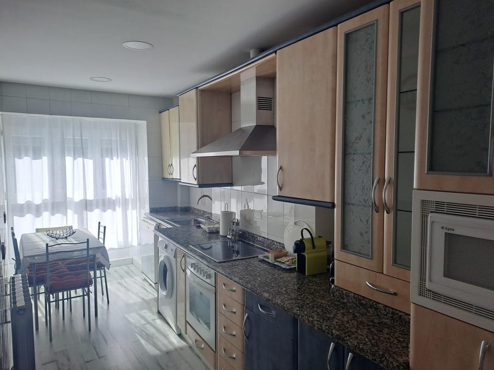 Kitchen or kitchenette, Dining area, dishwasher, minibar, oven, stove