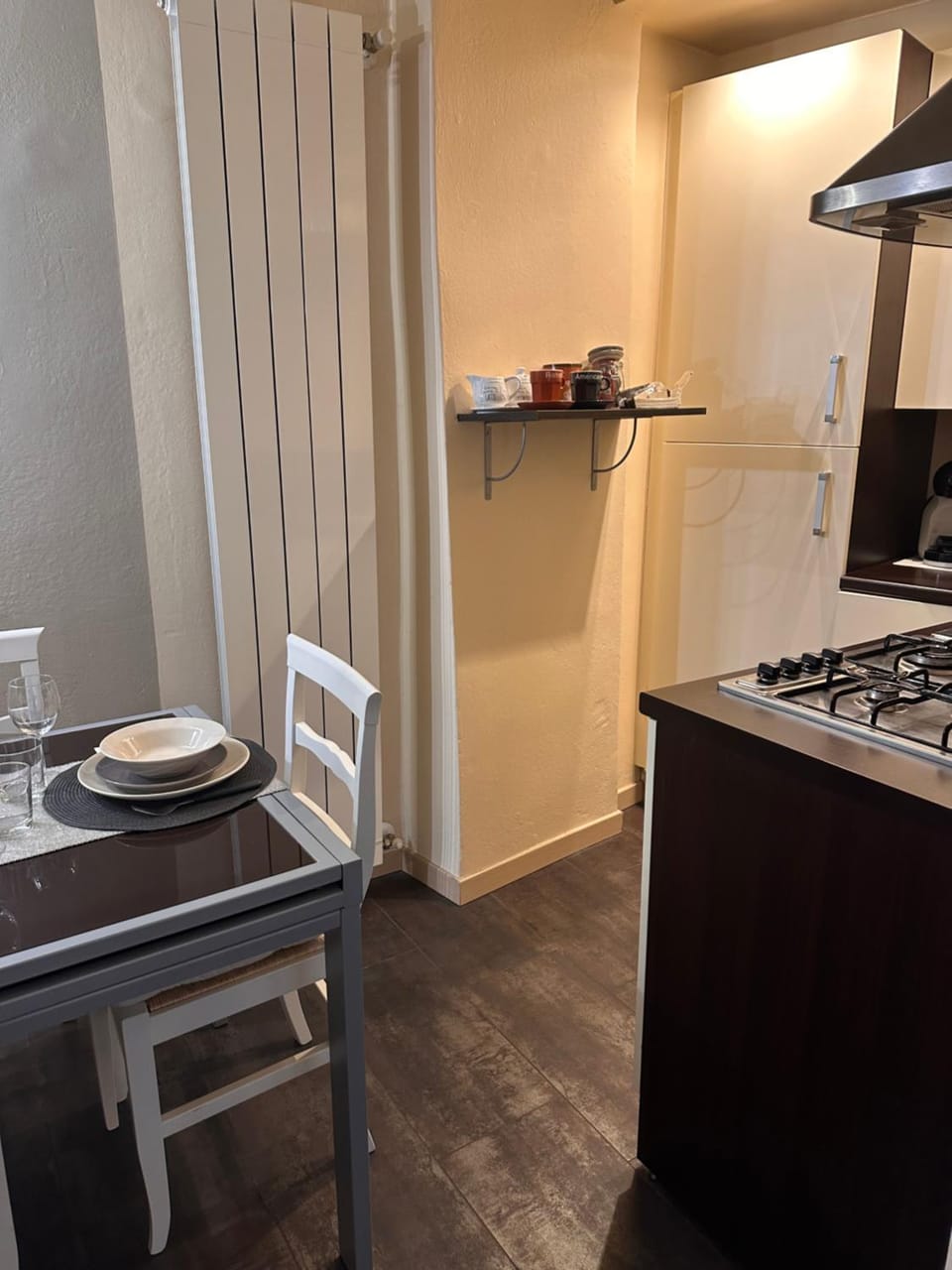 Kitchen or kitchenette, Dining area
