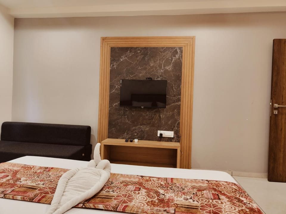 Bed, TV and multimedia, Bedroom