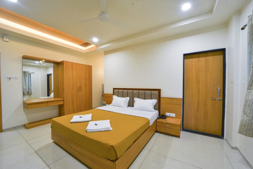 Bed, Bathroom, Photo of the whole room, Bedroom, towels, wardrobe