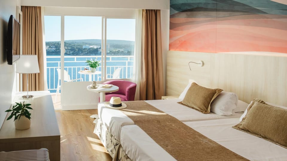 Bed, Natural landscape, View (from property/room), Balcony/Terrace, Photo of the whole room, Bedroom, furniture, towels