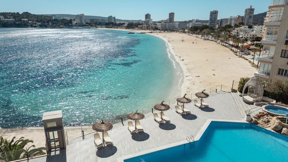 Property building, Nearby landmark, Spring, Day, Natural landscape, Beach, City view, Pool view, Sea view, Swimming pool, Sunrise, Sunset, sunbed