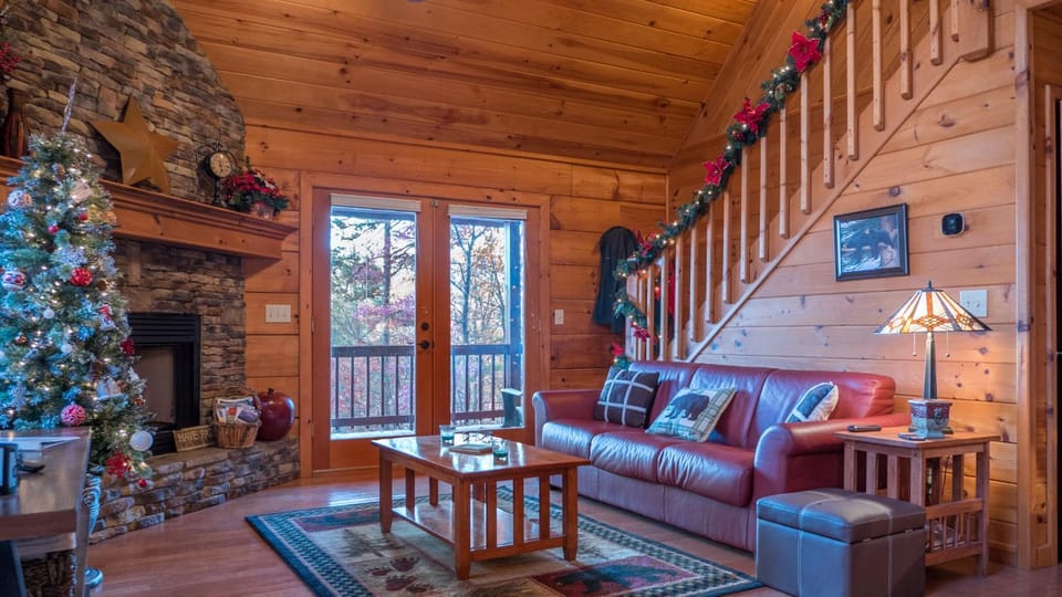 Red Apple Mountaintop cabin hot tub, WiFi, Pet friendly, Fireplace, pit, BEST VIEWS Cabin in Georgia