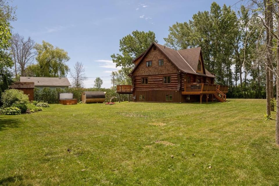 Unique Log House by the Lake, Retreat with Spa Amenities near Presque'ile Provincial Park House in New York