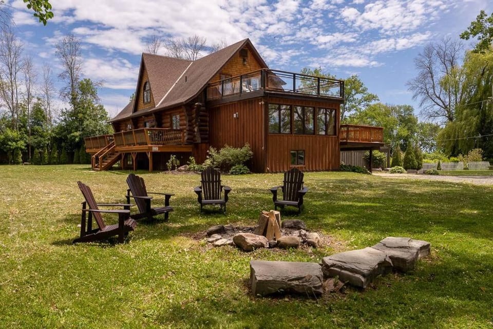 Unique Log House by the Lake, Retreat with Spa Amenities near Presque'ile Provincial Park House in New York