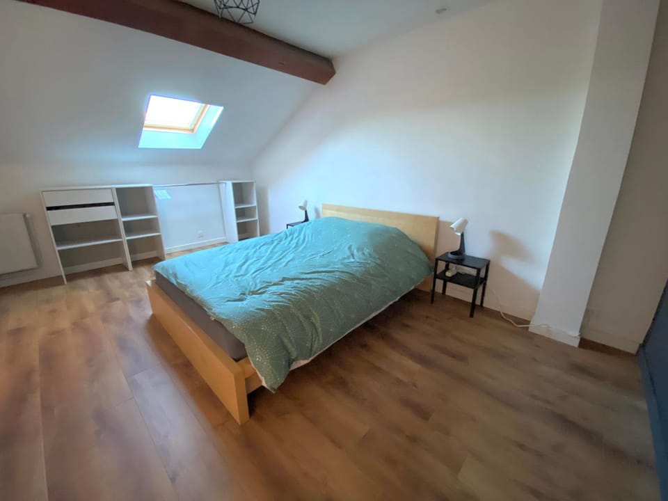 Photo of the whole room, Bedroom