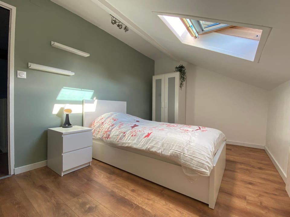 Photo of the whole room, Bedroom