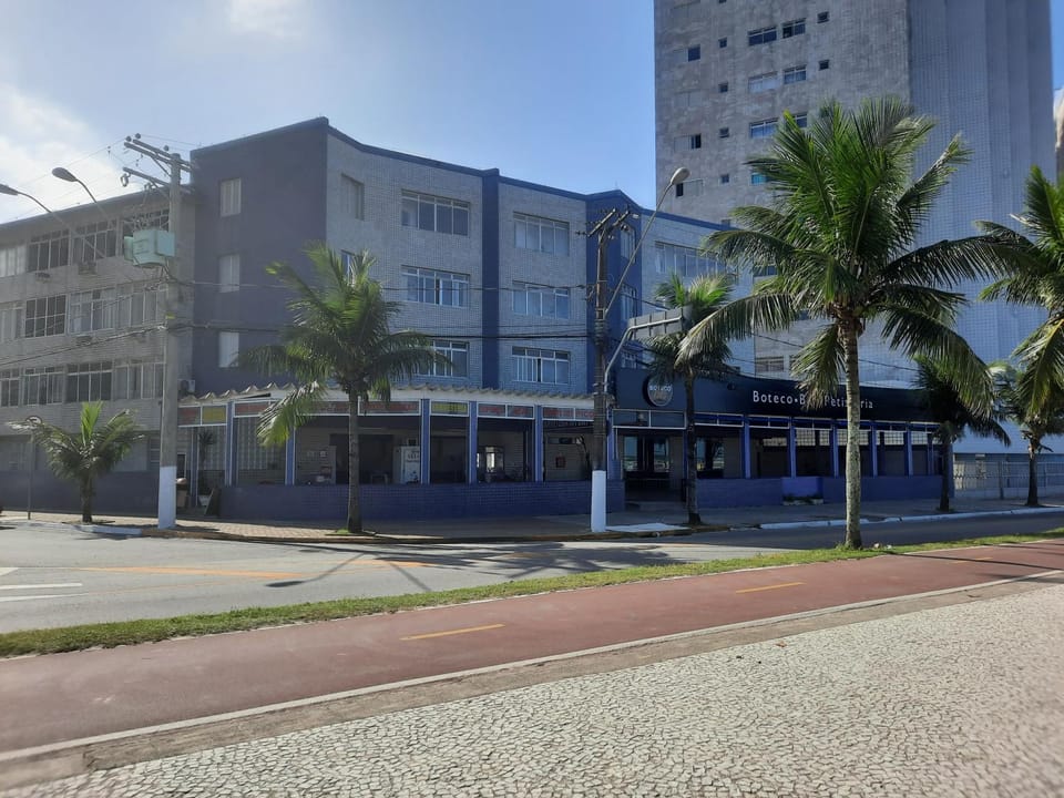 Kitnet na Vila Mirim totalmente Pé na Areia! Apartment in State of São Paulo