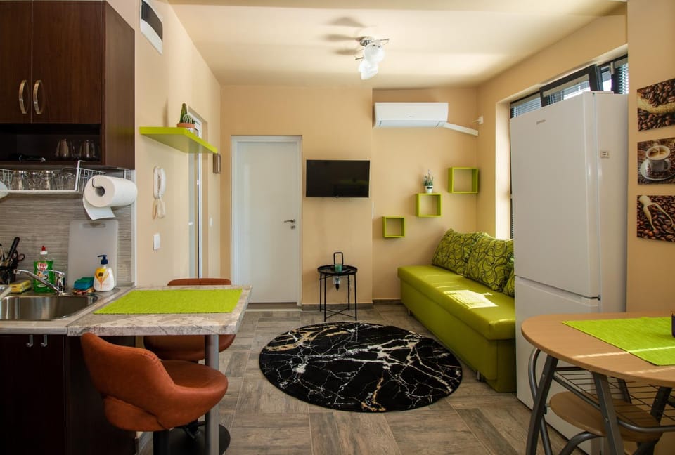 TV and multimedia, Living room, Seating area, Dining area, air conditioner