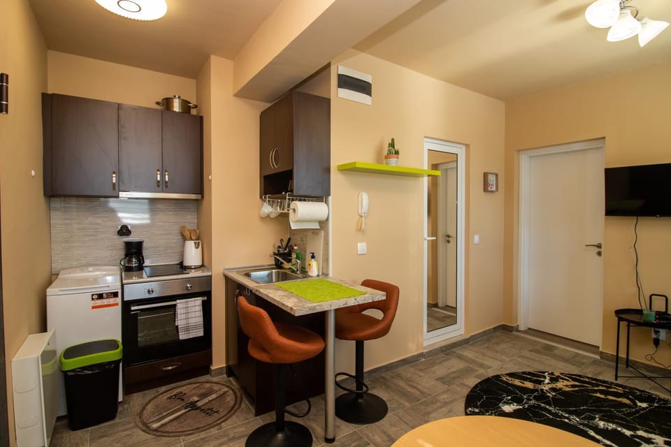 Kitchen or kitchenette, Dining area, pet friendly, stove