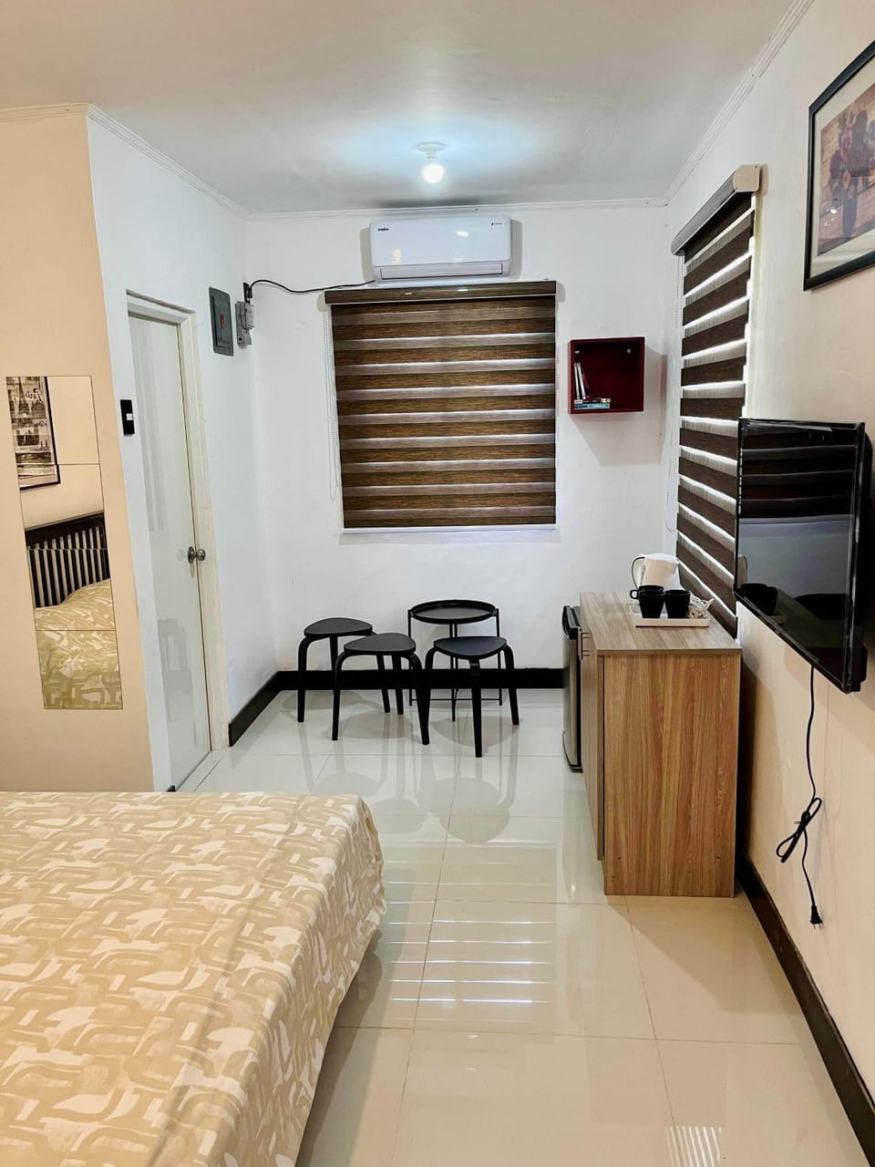 Bed, TV and multimedia, Photo of the whole room, hair dresser, air conditioner